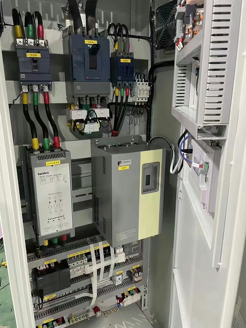 電力調(diào)整器中的失調(diào)電流和失調(diào)電壓是如何減小的？